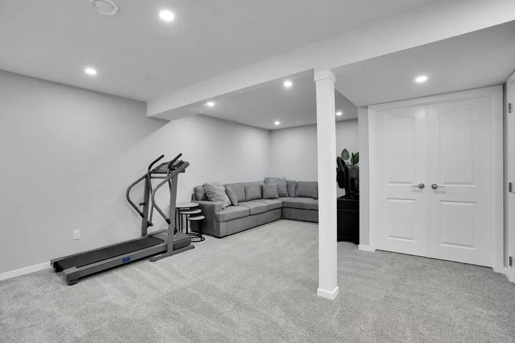 28 Carringsby Avenue NW Calgary AB T3P 1R9