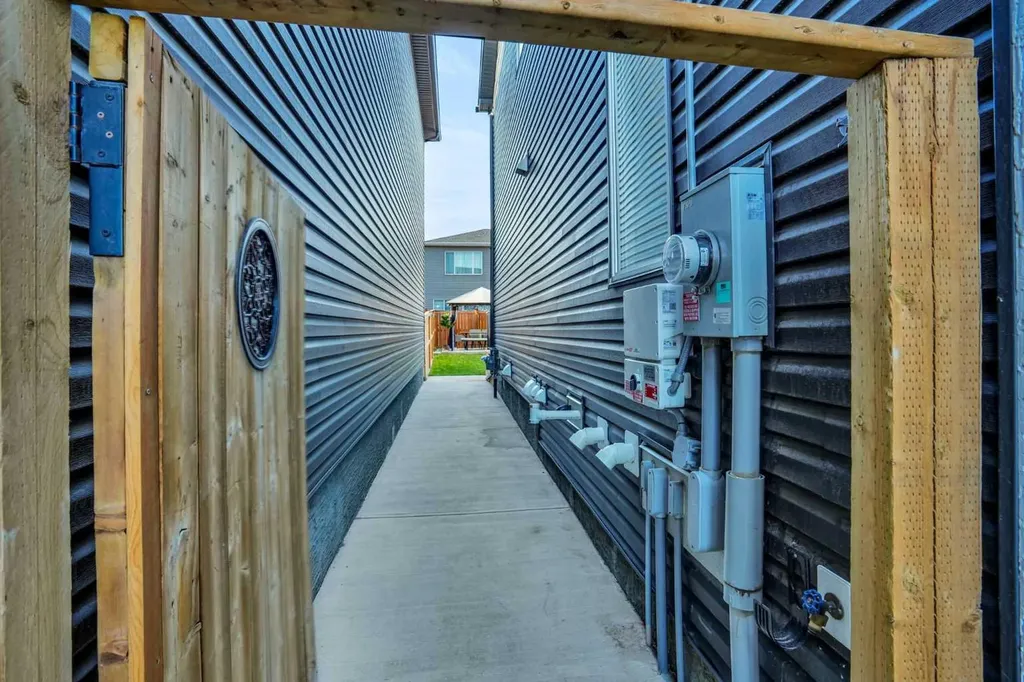 28 Carringsby Avenue NW Calgary AB T3P 1R9