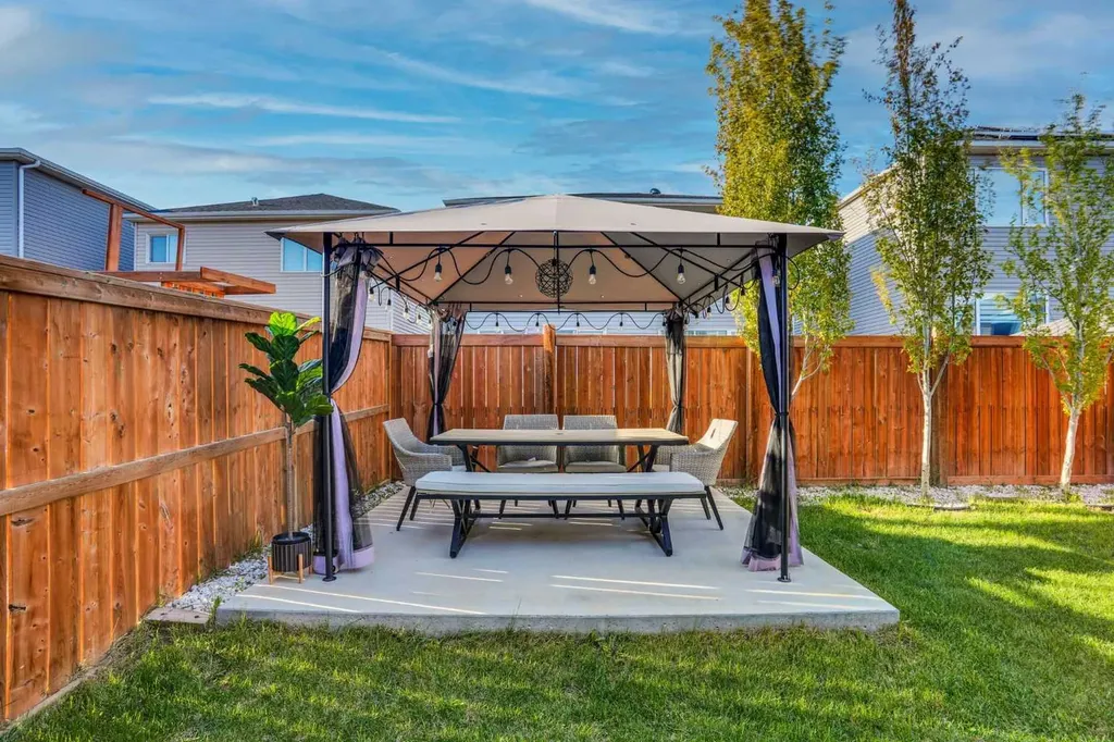 28 Carringsby Avenue NW Calgary AB T3P 1R9