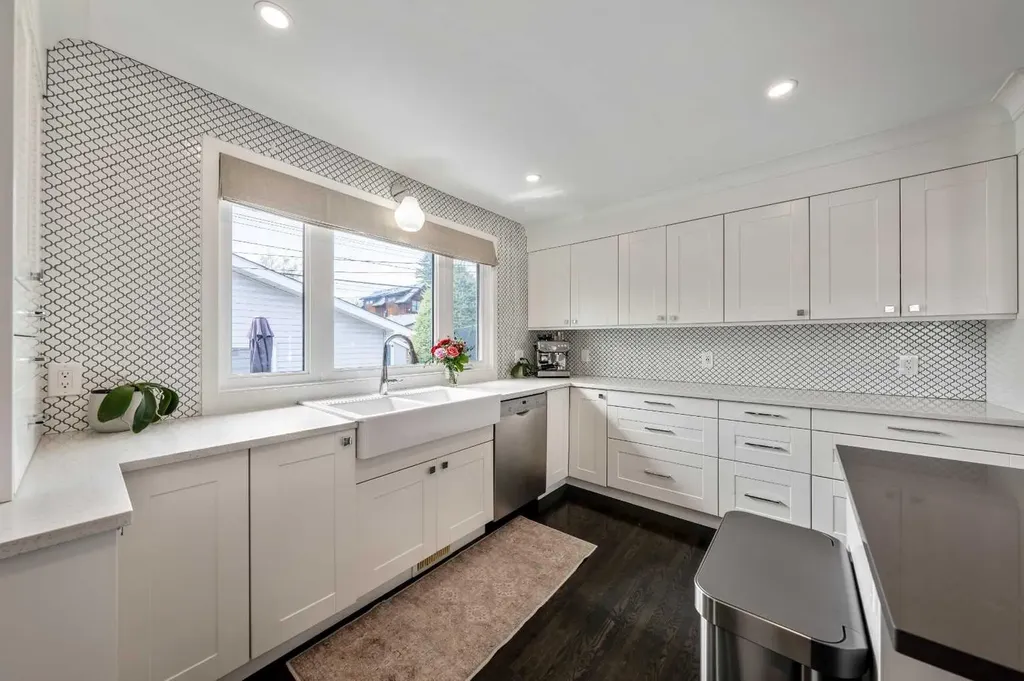 6007 34 Street SW Calgary AB T3E 5L7