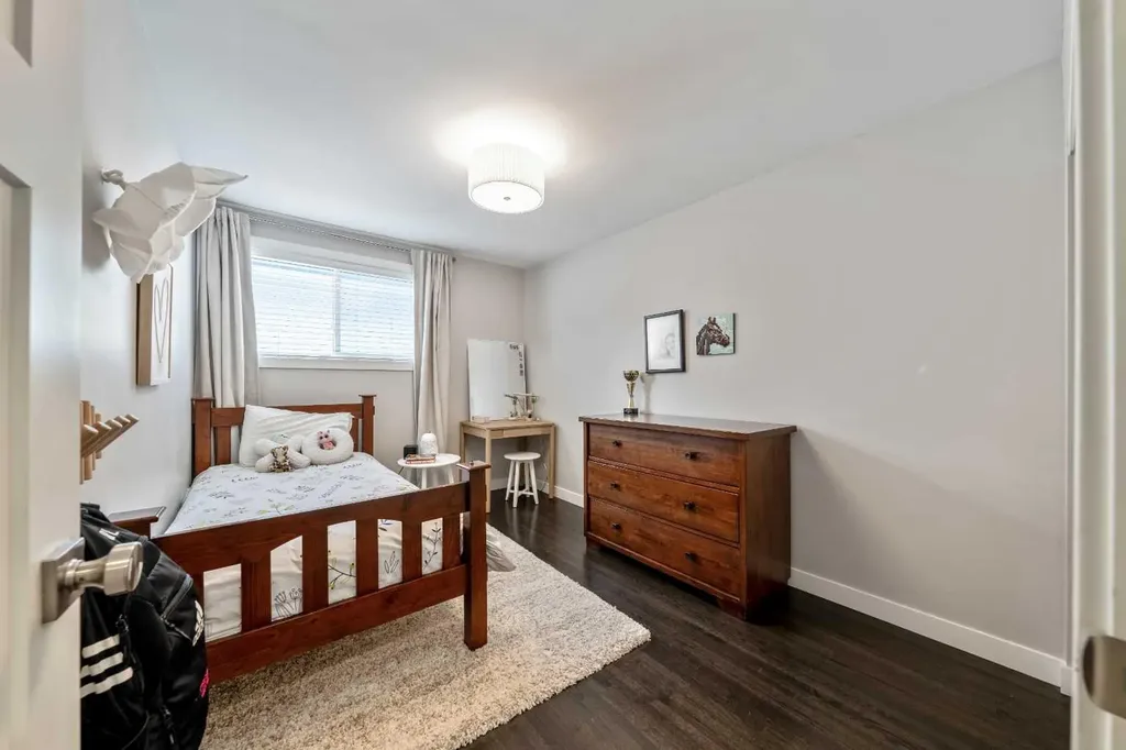 6007 34 Street SW Calgary AB T3E 5L7