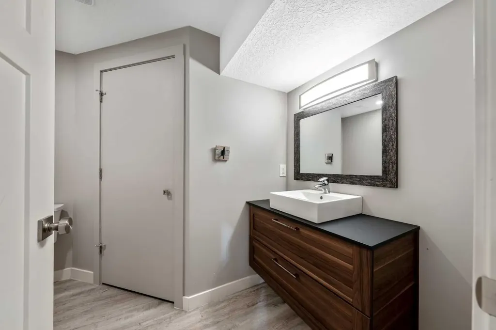 6007 34 Street SW Calgary AB T3E 5L7