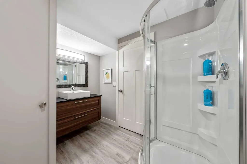 6007 34 Street SW Calgary AB T3E 5L7