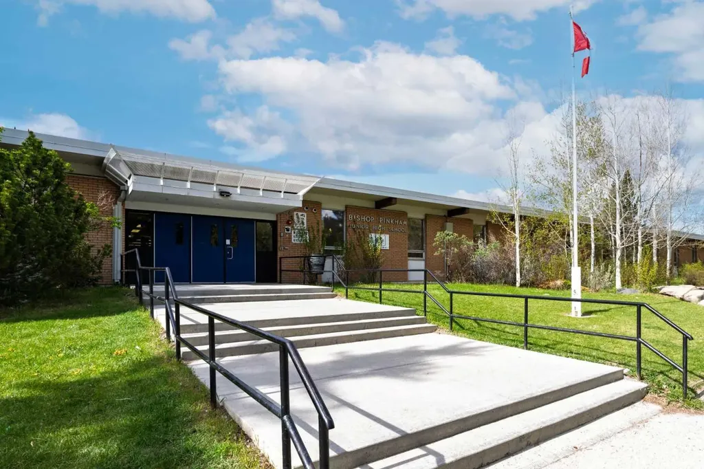 6007 34 Street SW Calgary AB T3E 5L7
