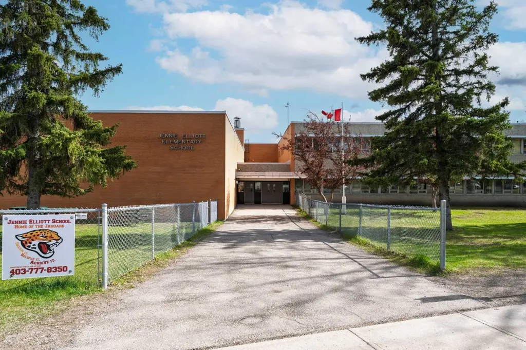 6007 34 Street SW Calgary AB T3E 5L7