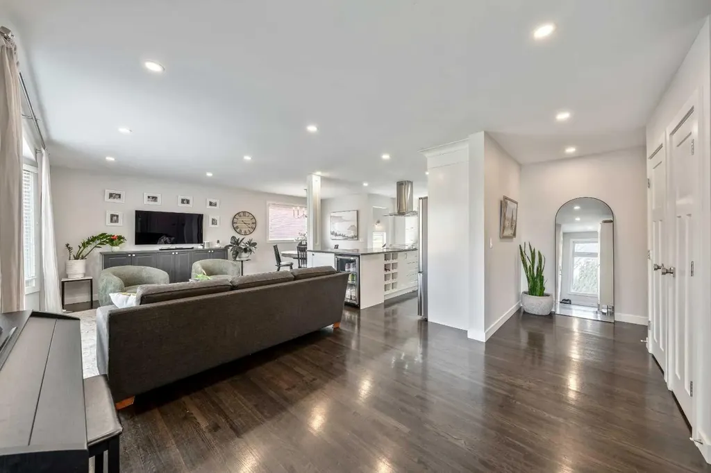 6007 34 Street SW Calgary AB T3E 5L7