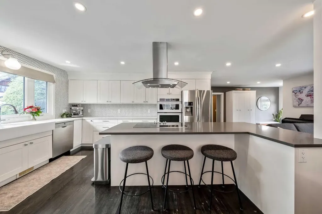 6007 34 Street SW Calgary AB T3E 5L7