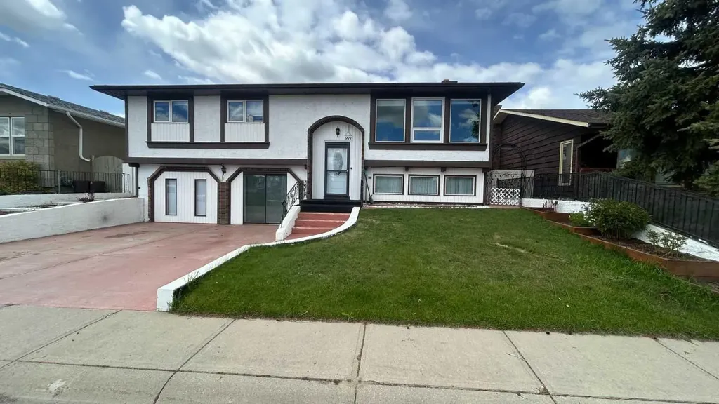 911 12 Street SE High River AB T1V 1L2