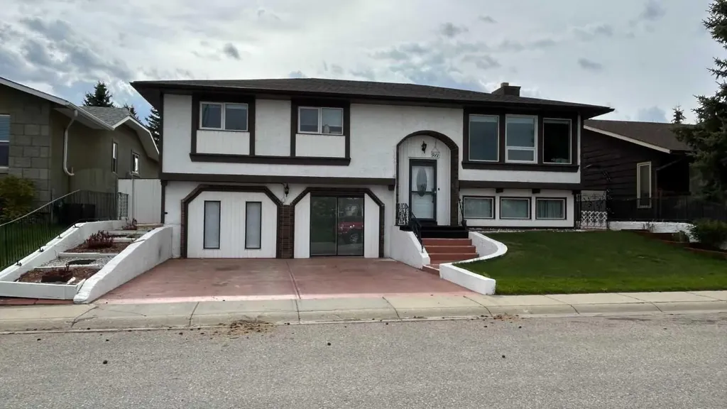 911 12 Street SE High River AB T1V 1L2