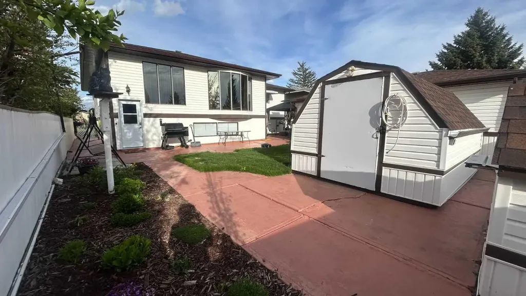 911 12 Street SE High River AB T1V 1L2