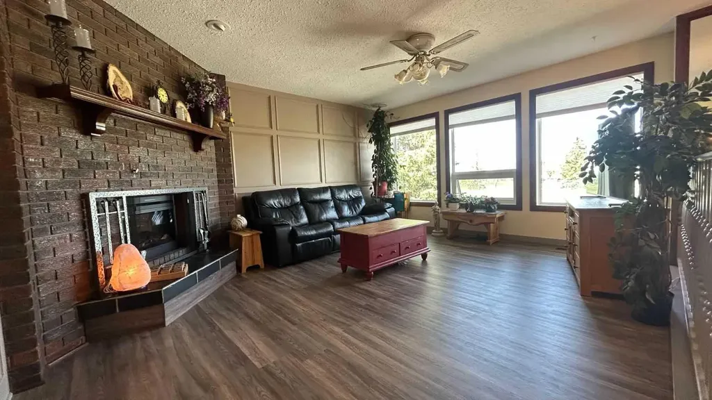 911 12 Street SE High River AB T1V 1L2