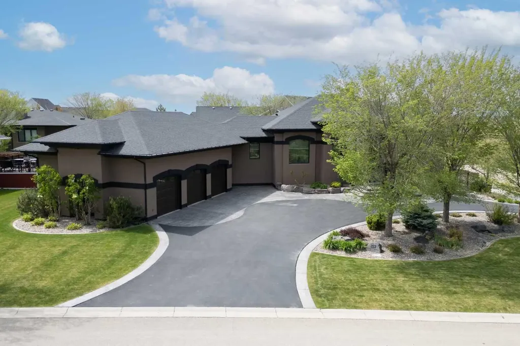312 Sandstone Point S Lethbridge AB T1K 8C9