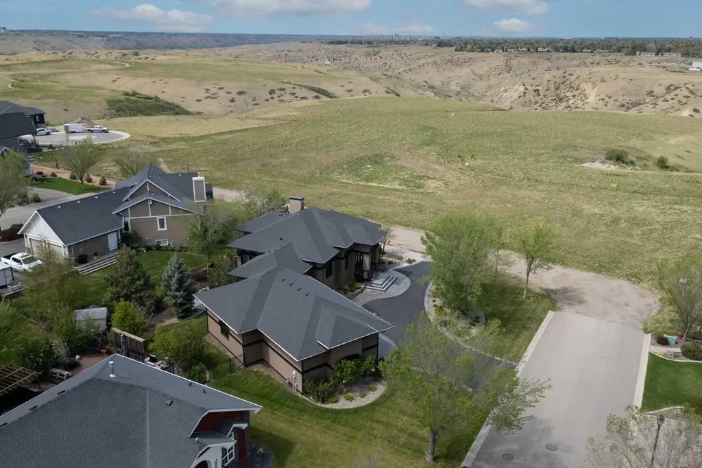 312 Sandstone Point S Lethbridge AB T1K 8C9