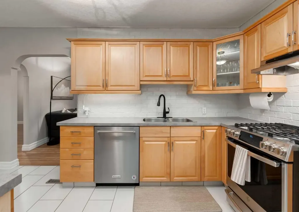 1817 18 Street SW Calgary AB T2T 4T2