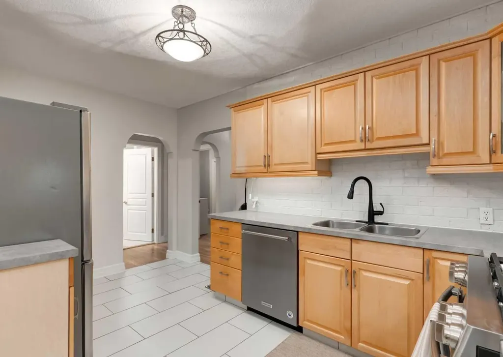 1817 18 Street SW Calgary AB T2T 4T2