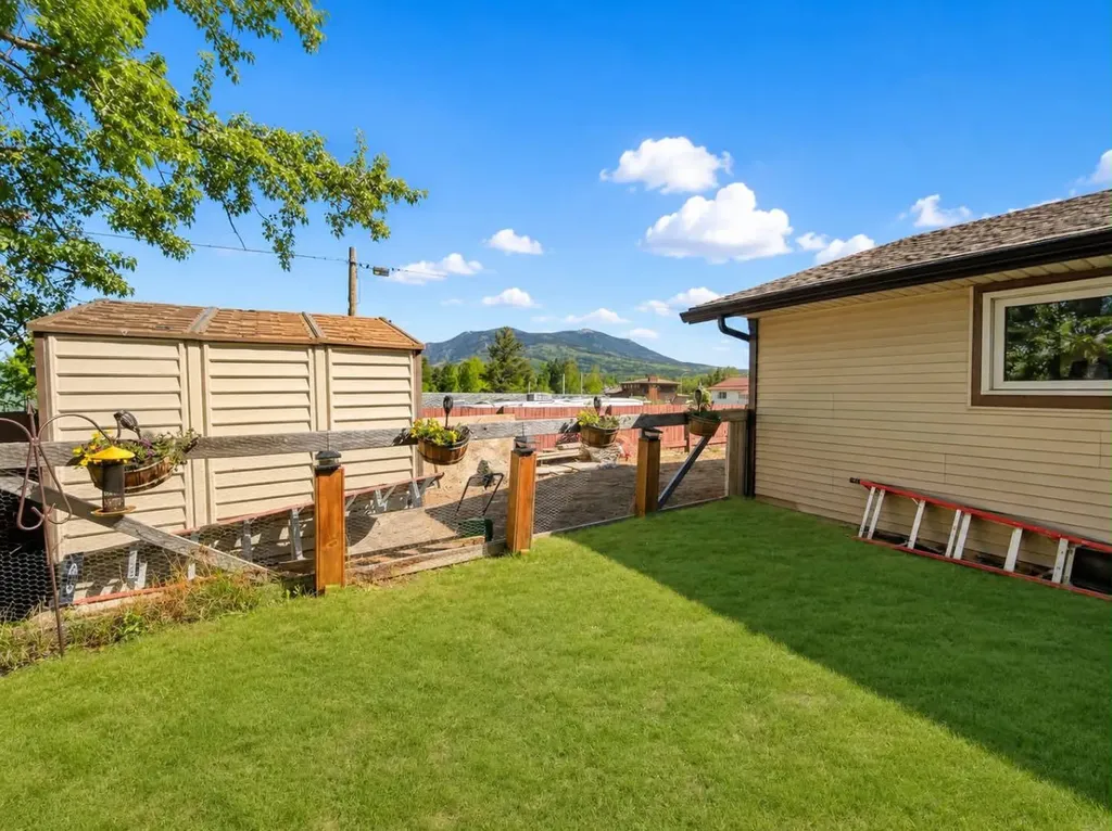 11002 Hoppe Avenue Grande Cache AB t0e0y0