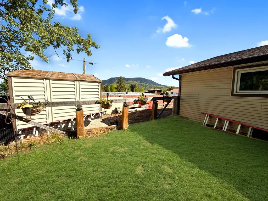 11002 Hoppe Avenue Grande Cache AB t0e0y0