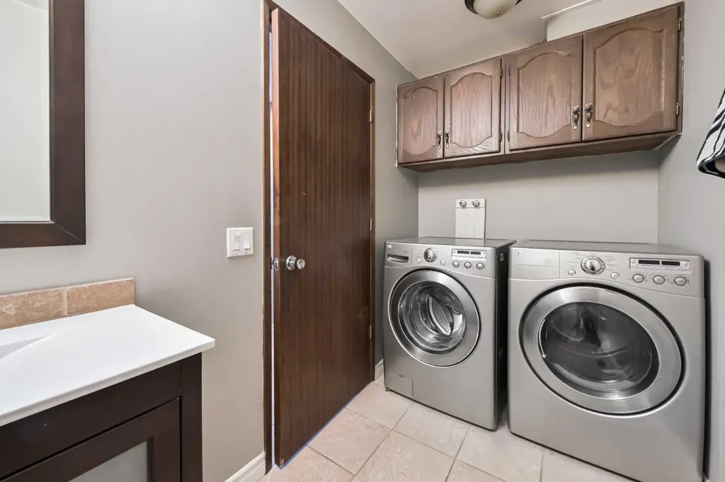 44 Coach Manor Rise SW Calgary AB T3H 1C4
