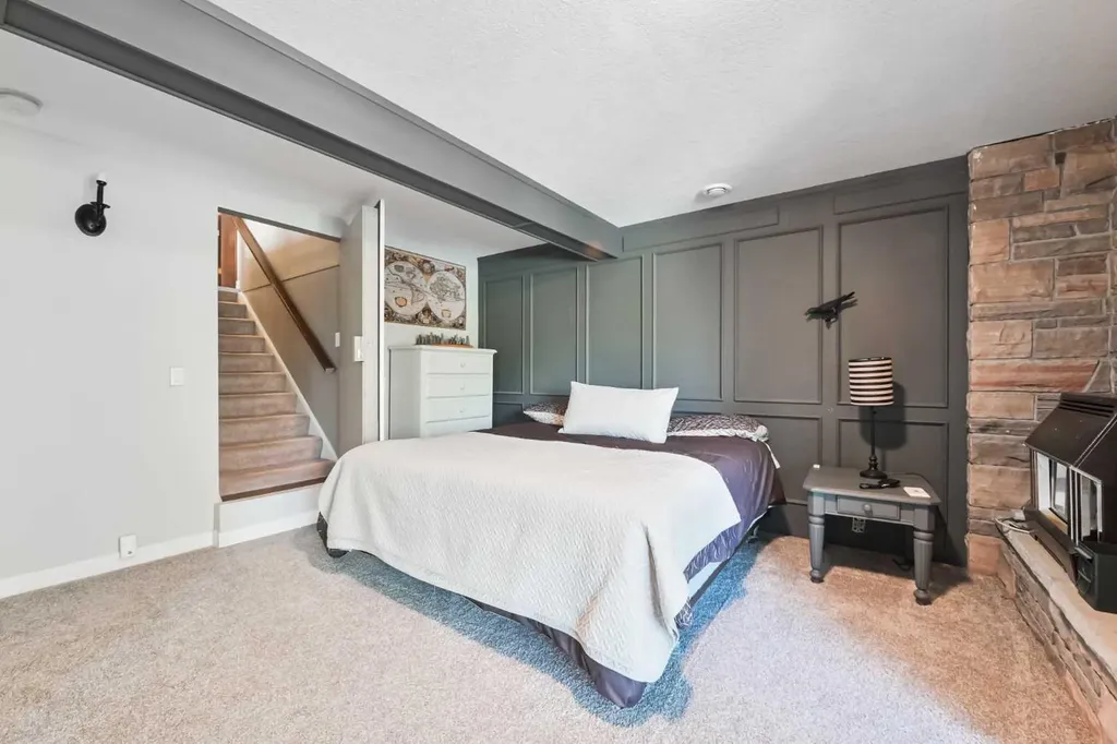 44 Coach Manor Rise SW Calgary AB T3H 1C4