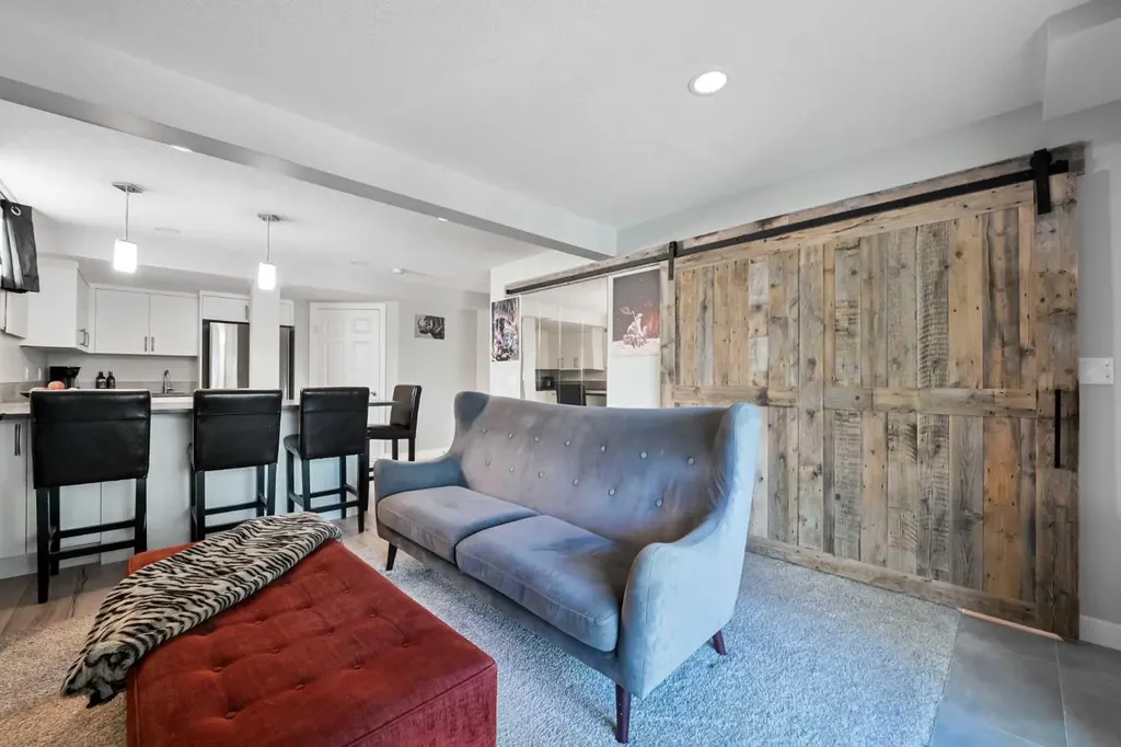 44 Coach Manor Rise SW Calgary AB T3H 1C4