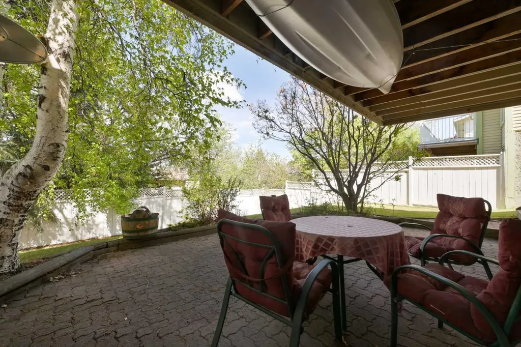 44 Coach Manor Rise SW Calgary AB T3H 1C4