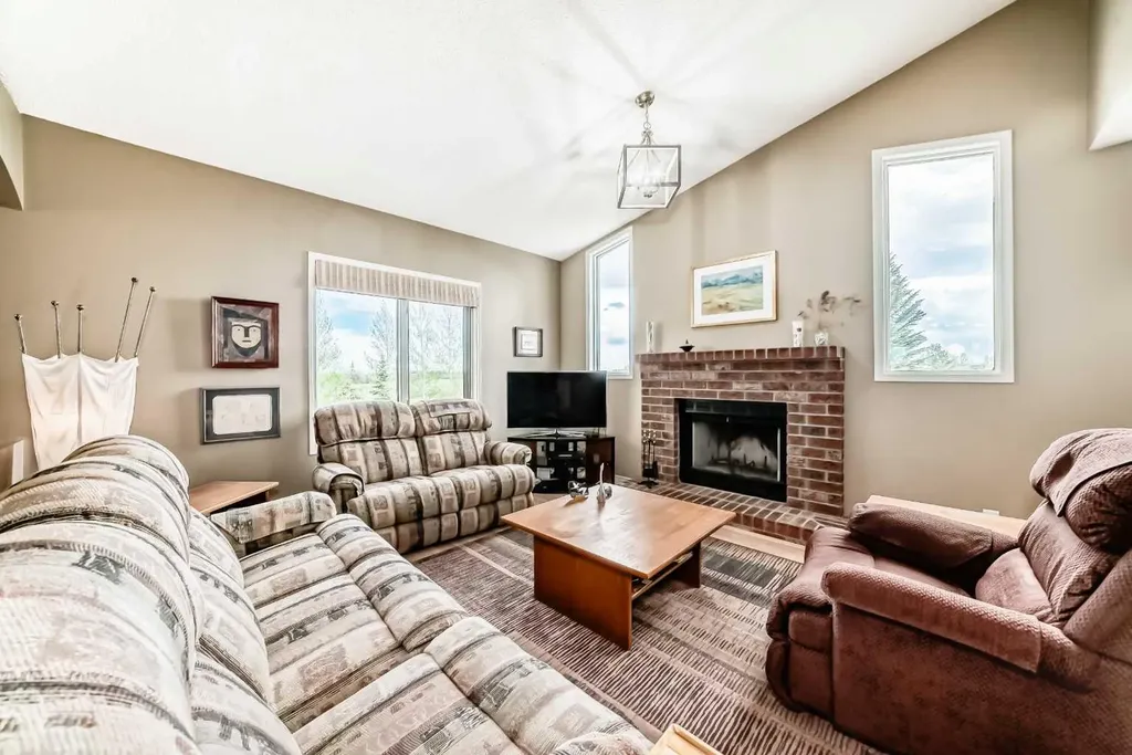 16253 262 Avenue E De Winton AB T1S 4G7