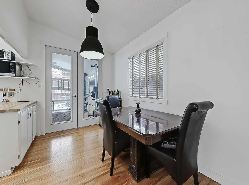 247 Simons Road NW Calgary AB T2K 2X4
