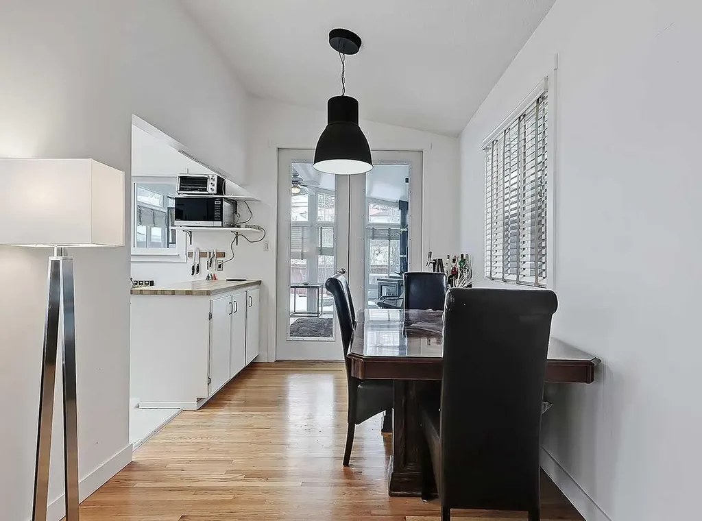 247 Simons Road NW Calgary AB T2K 2X4