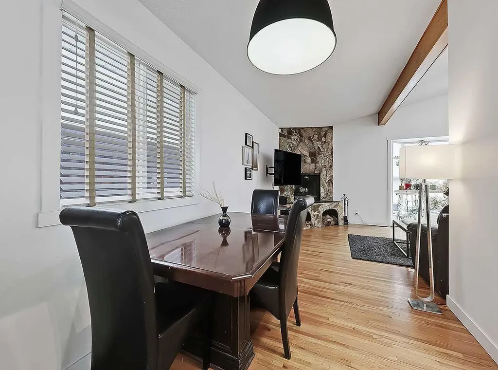 247 Simons Road NW Calgary AB T2K 2X4