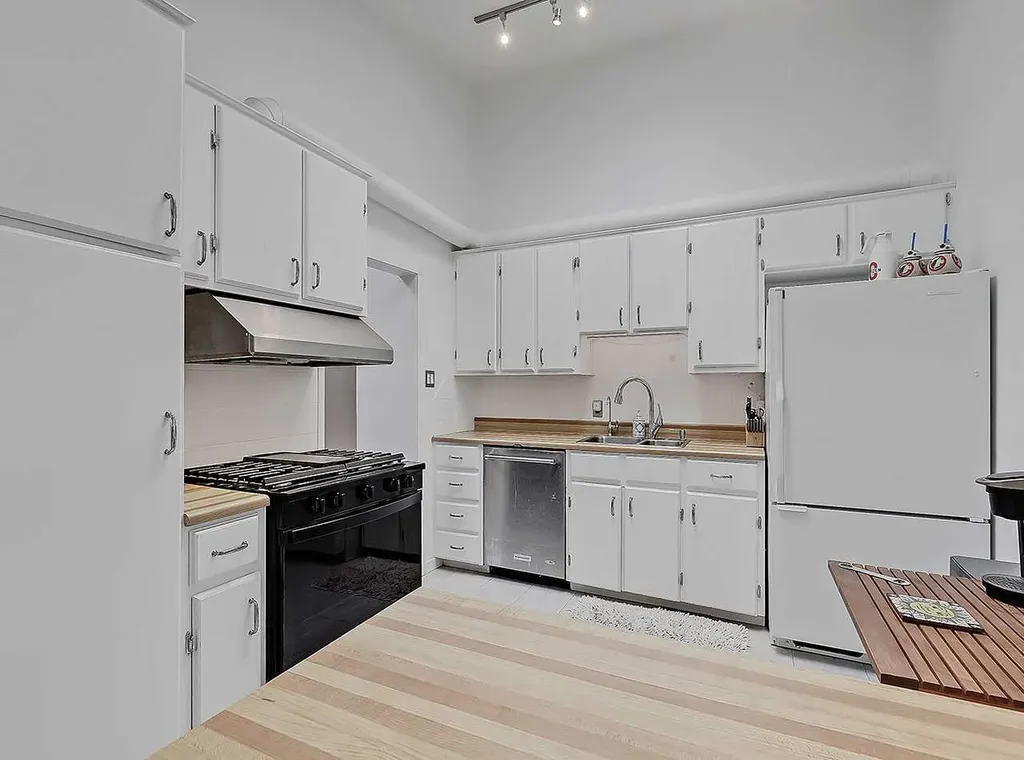 247 Simons Road NW Calgary AB T2K 2X4