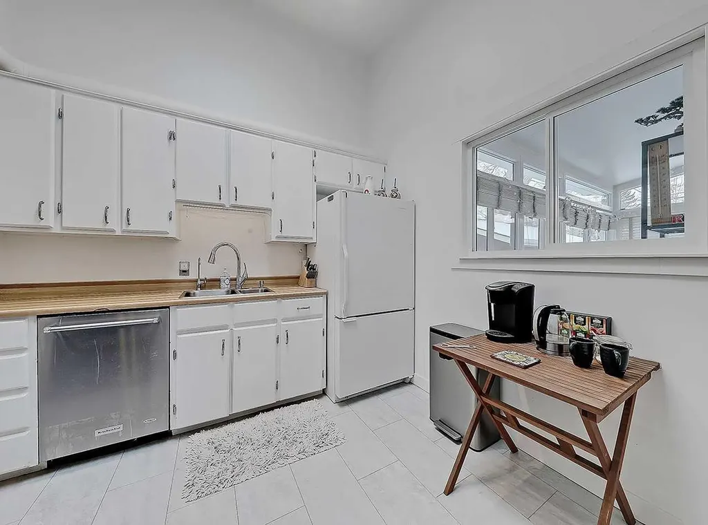 247 Simons Road NW Calgary AB T2K 2X4