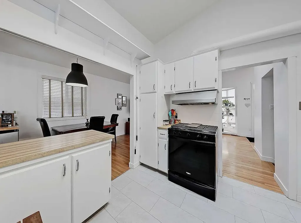 247 Simons Road NW Calgary AB T2K 2X4