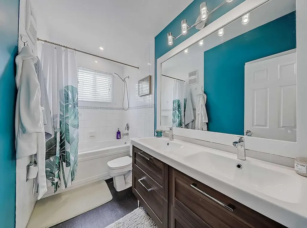 247 Simons Road NW Calgary AB T2K 2X4