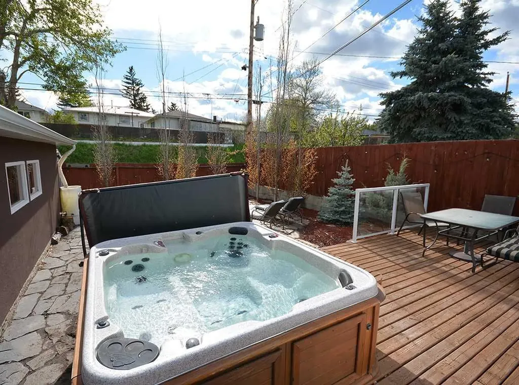 247 Simons Road NW Calgary AB T2K 2X4