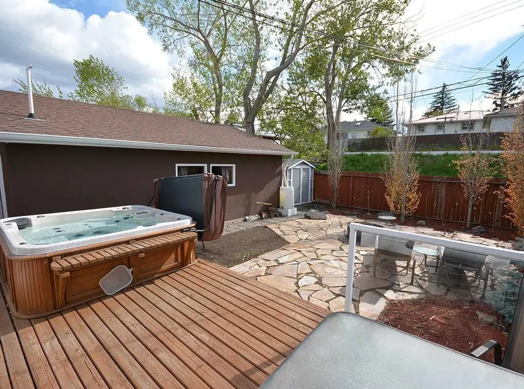 247 Simons Road NW Calgary AB T2K 2X4