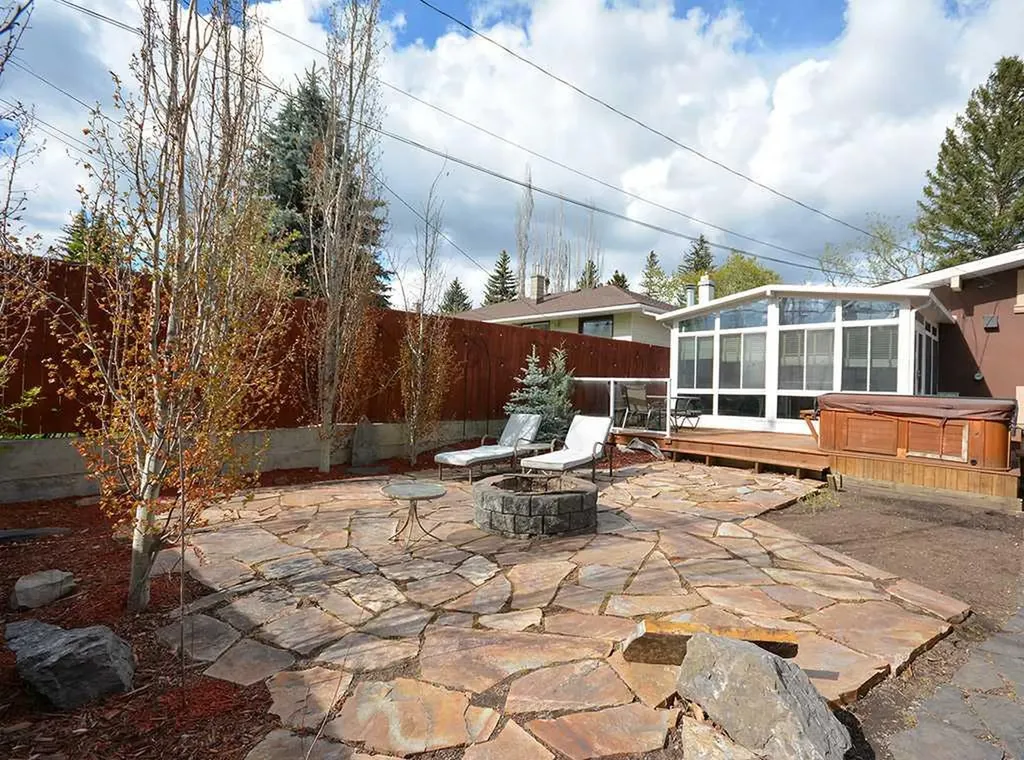 247 Simons Road NW Calgary AB T2K 2X4