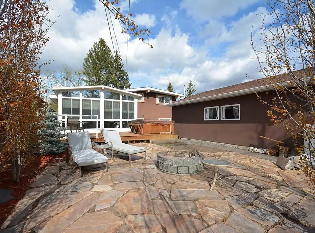 247 Simons Road NW Calgary AB T2K 2X4