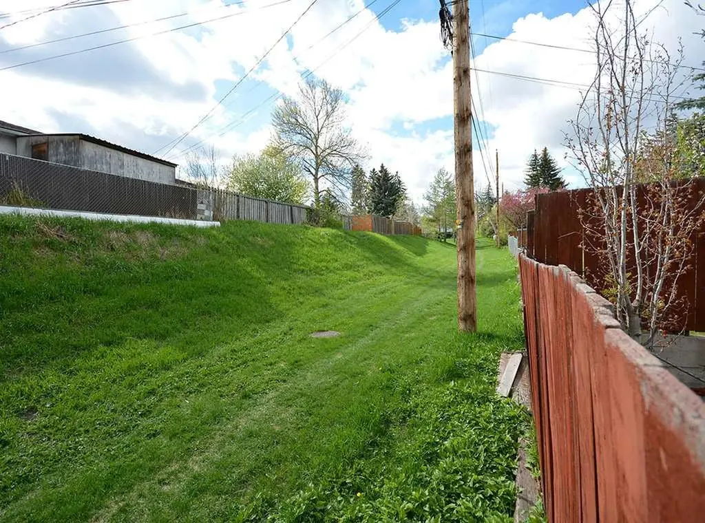 247 Simons Road NW Calgary AB T2K 2X4