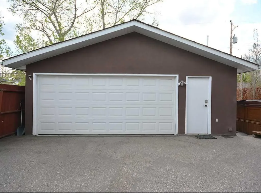 247 Simons Road NW Calgary AB T2K 2X4