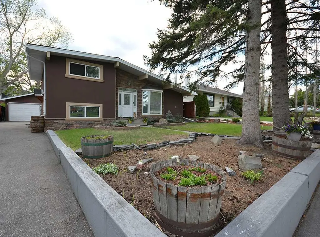 247 Simons Road NW Calgary AB T2K 2X4