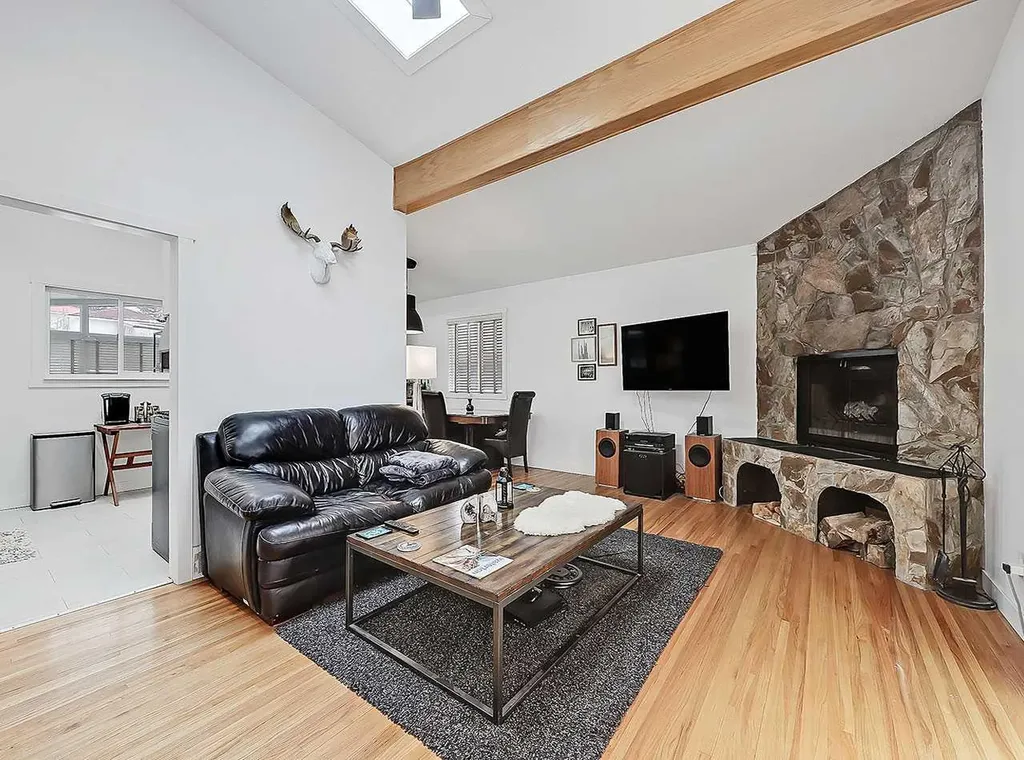 247 Simons Road NW Calgary AB T2K 2X4