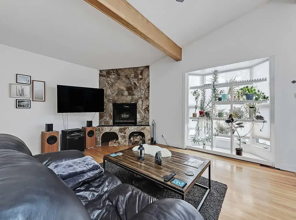 247 Simons Road NW Calgary AB T2K 2X4