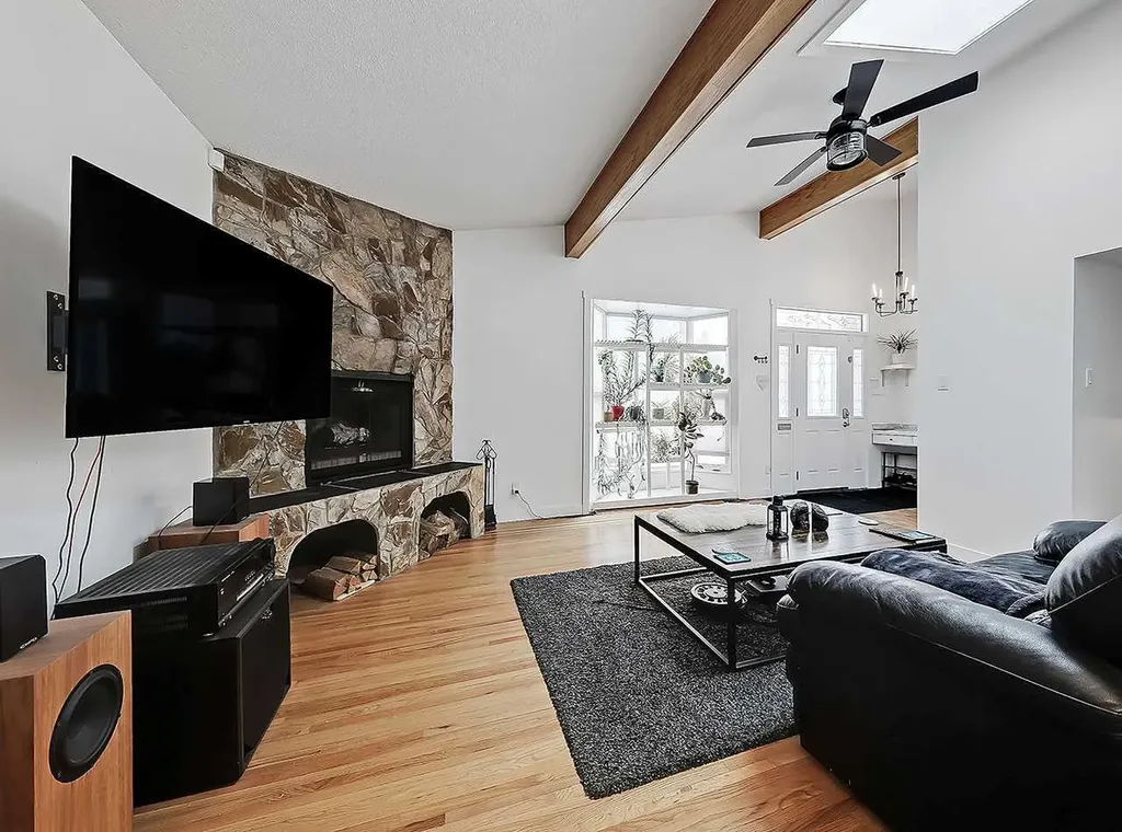 247 Simons Road NW Calgary AB T2K 2X4