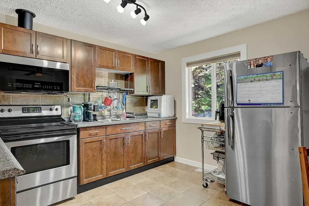 9624 Hillcrest Drive Grande Prairie AB T8V 1A8