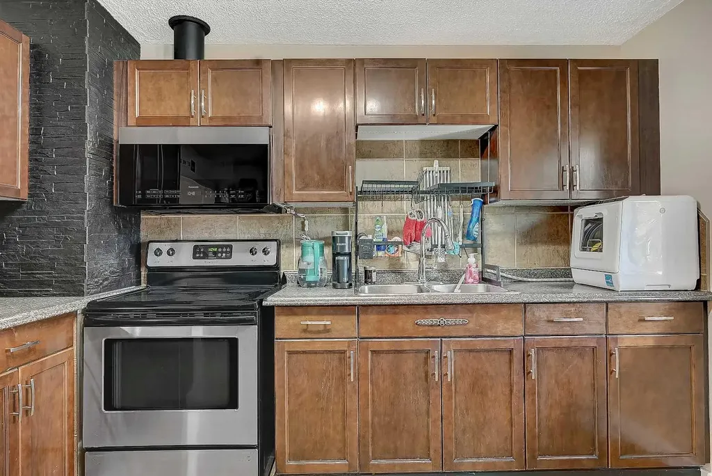 9624 Hillcrest Drive Grande Prairie AB T8V 1A8