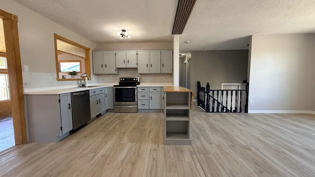 5205 32 Street Lloydminster AB T9V 1G1