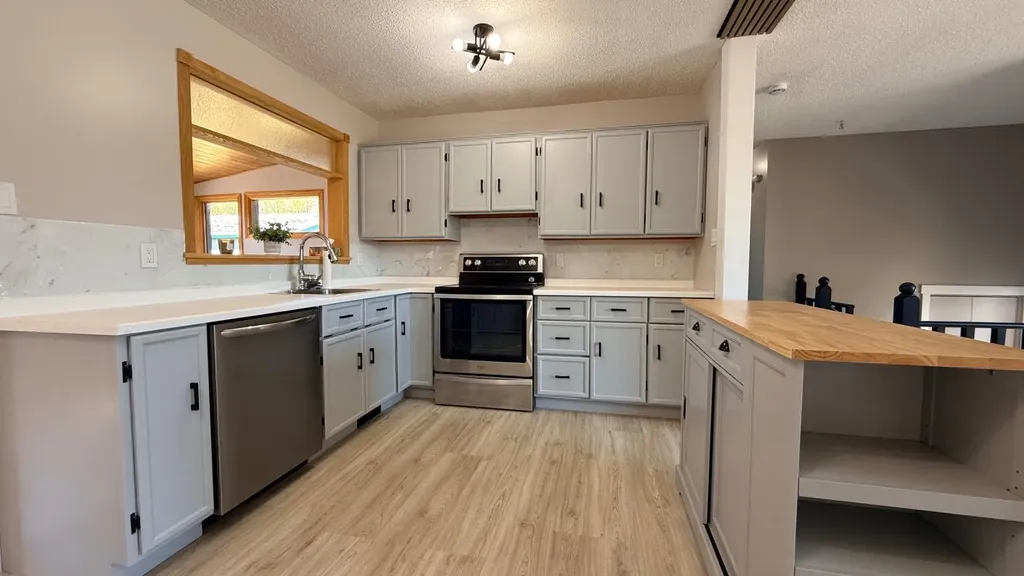 5205 32 Street Lloydminster AB T9V 1G1