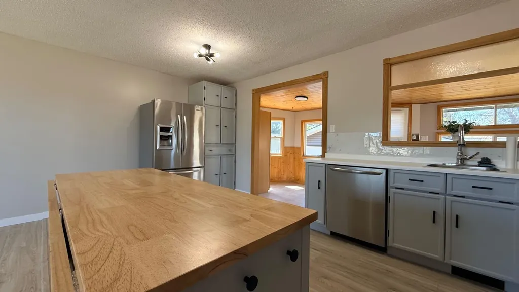 5205 32 Street Lloydminster AB T9V 1G1