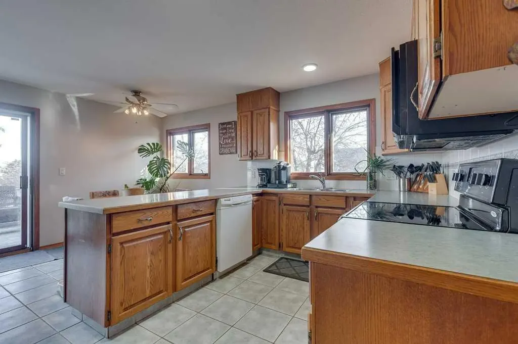 4804 44 Street Innisfail AB T4G 1M7