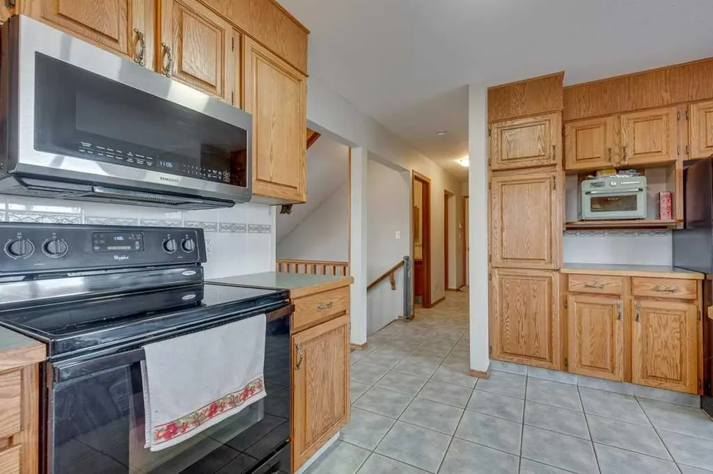 4804 44 Street Innisfail AB T4G 1M7